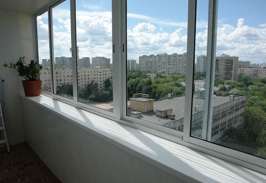 Холодная алюминиевая лоджия системы Provedal с обшивкой панелями ПВХ